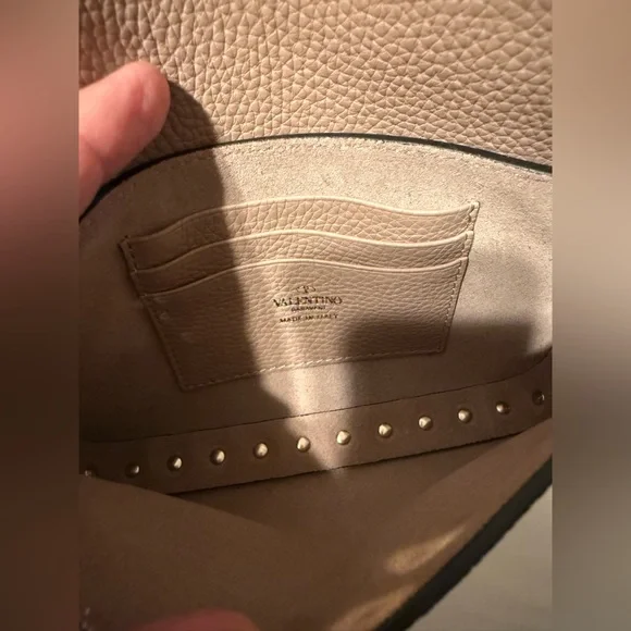 Valentino Garavani Rockstud Grainy Calfskin Pouch in Poudre Color Way. - Picture 7 of 9